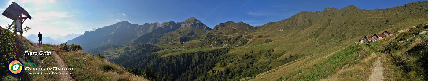 11 Dalle Baite Fontanini (1905 m) vista sulla conca di San Simone-Baita del Camoscio e i loro monti.jpg